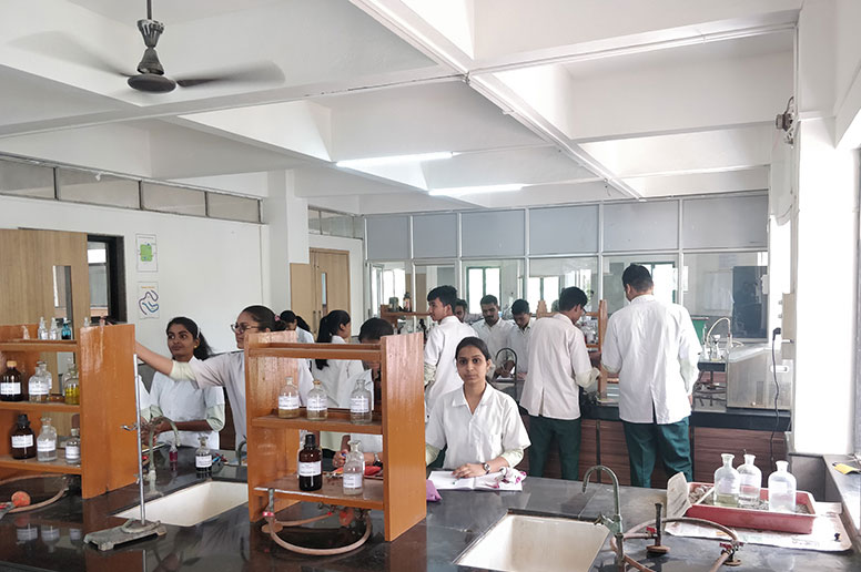 Pharmaceutica Chemistry Lab